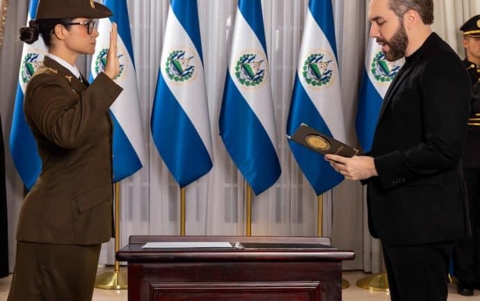 “El proyecto Bukele va hacia la militarización de toda la sociedad, empezando por la educación”