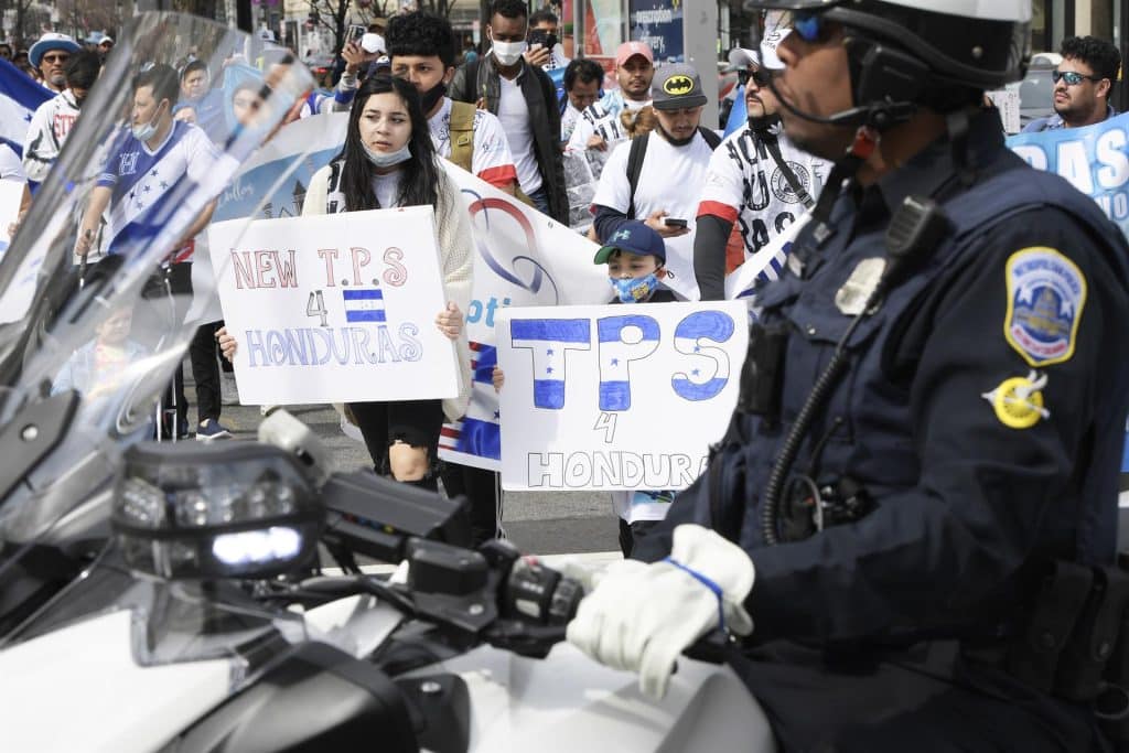 Tribunal permite al Gobierno de Trump eliminar el TPS para nicaragüenses y hondureños