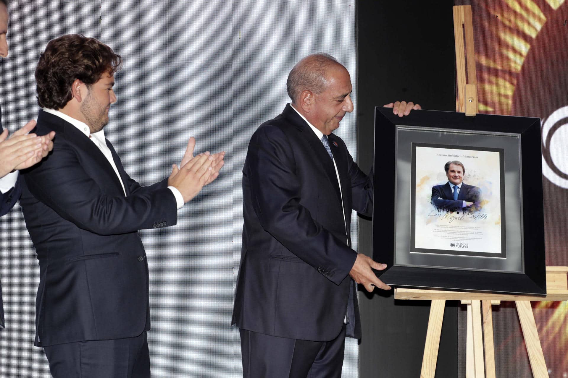 https://www.divergentes.com/wp-content/uploads/2025/08/presidente-de-la-junta-directiva-de-HonduFuturo-Camilo-Atala-c.jpg