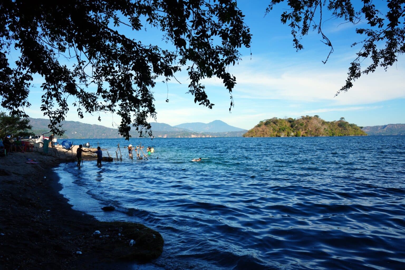 Lago de Ilopango: los nuevos dueños en la ribera orbitan al clan Bukele