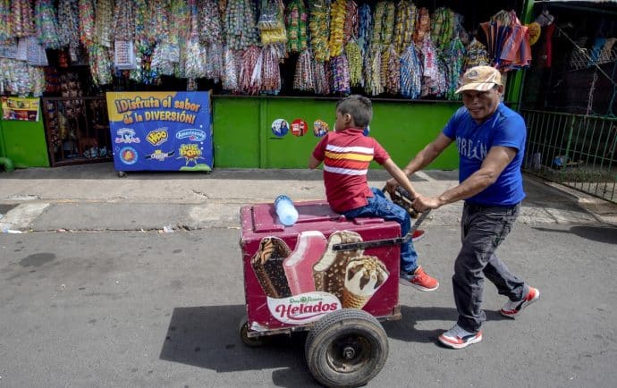 Entre la eventual salida del CAFTA y la alta posibilidad de “comer mierda”