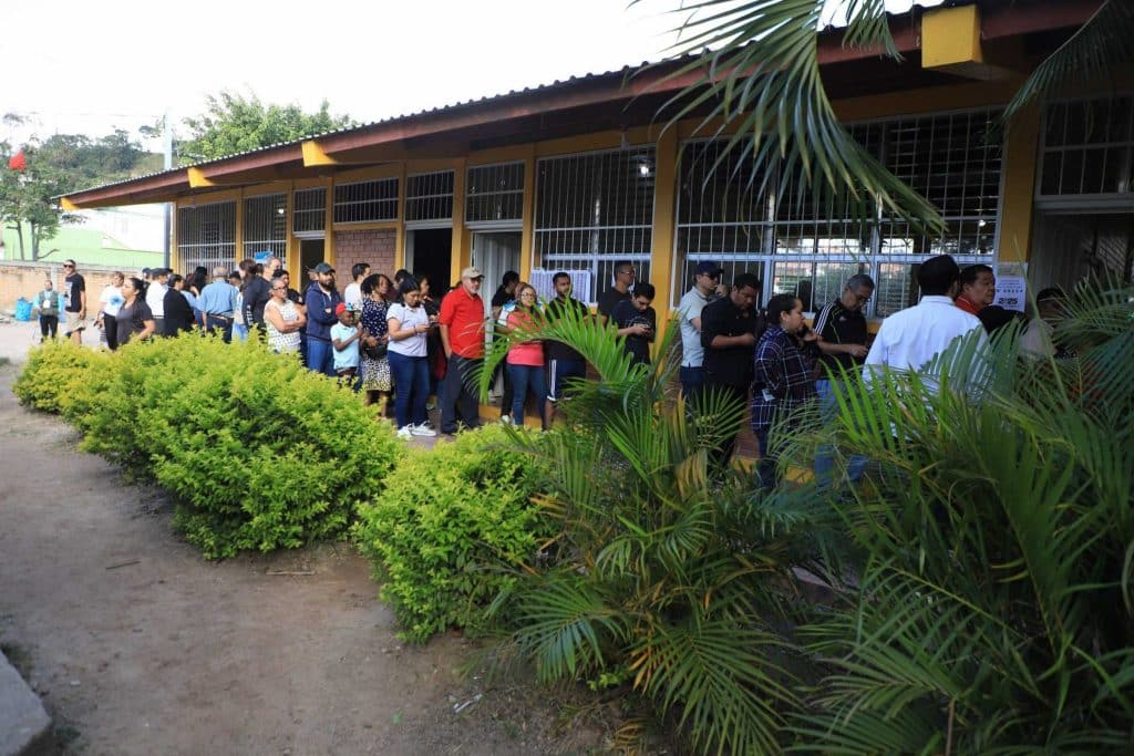 Encuestas prohibidas y campañas de desinformación tensan las elecciones hondureñas