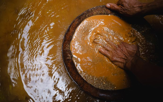 La multinacional del oro que le abrió las puertas a la minería ilegal en tierras protegidas de Costa Rica 