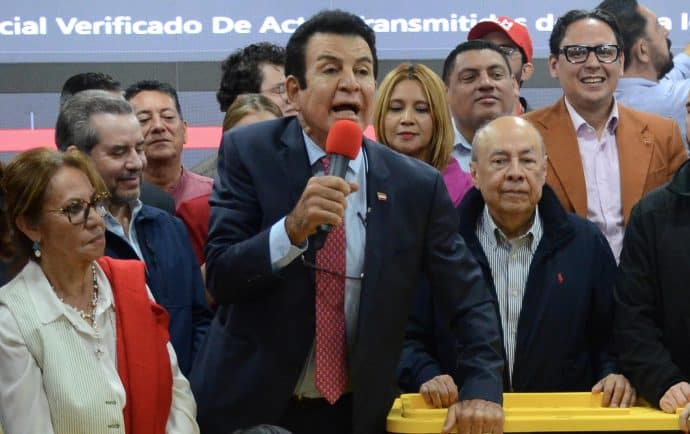 Honduras gira a la derecha: Nasralla gana bajo la sombra de la violencia contra la prensa