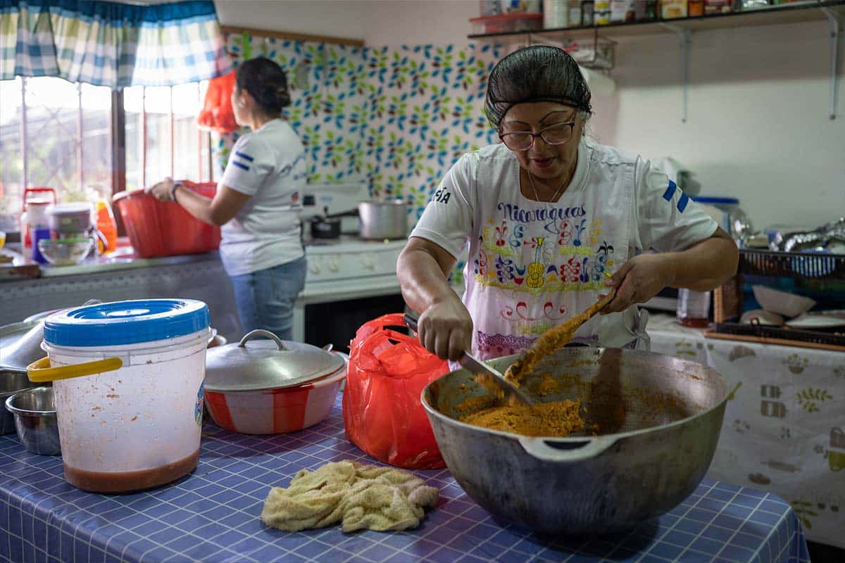 Mujeres en el exilio trabajan más, ganan menos y cargan con el mayor peso del hogar