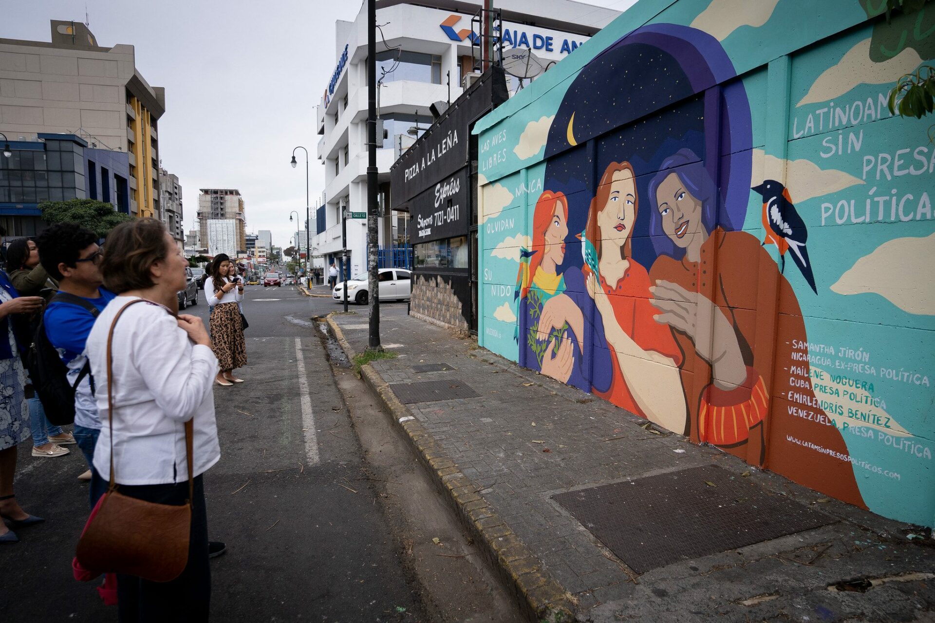Mujeres en el exilio trabajan más, ganan menos y cargan con el mayor peso del hogar