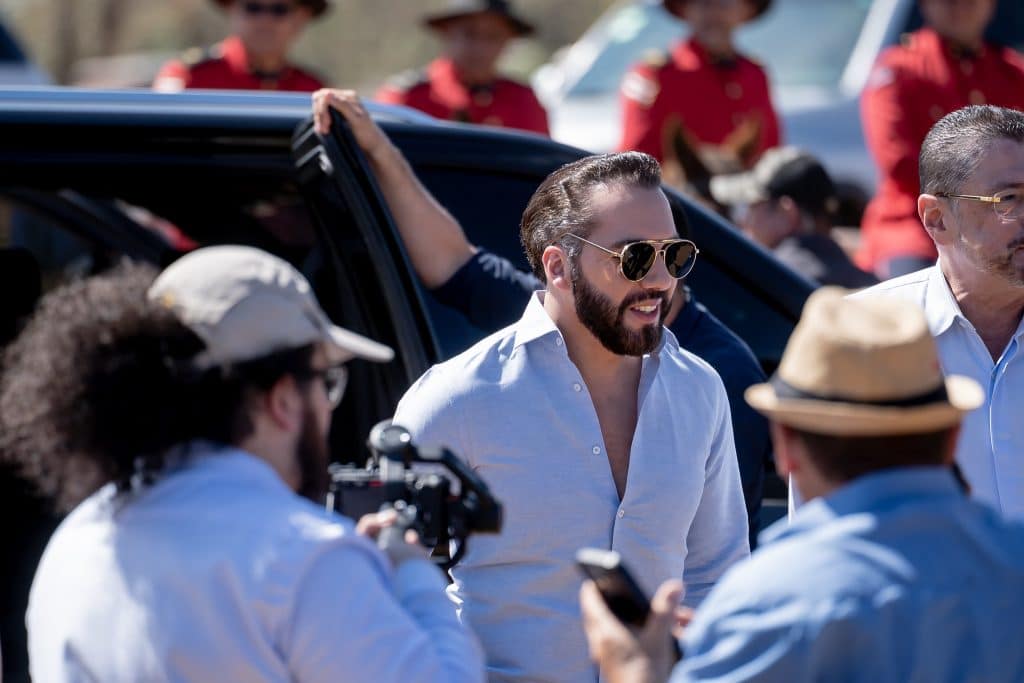 Rodrigo Chaves pone la primera piedra del “modelo Bukele” en la víspera de las elecciones de Costa Rica