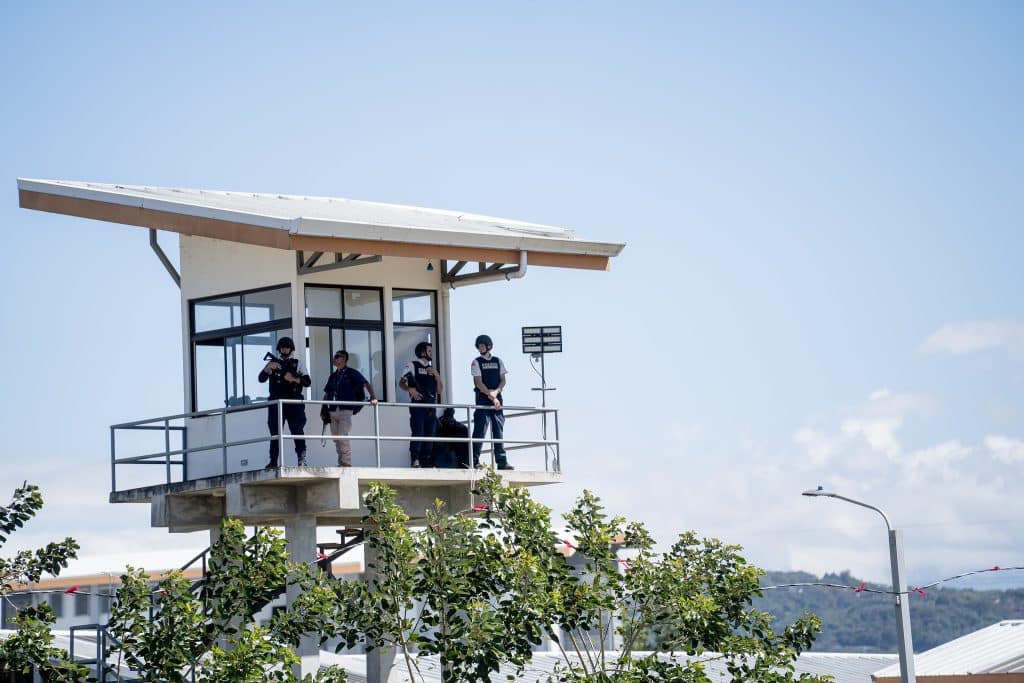 Rodrigo Chaves pone la primera piedra del “modelo Bukele” en la víspera de las elecciones de Costa Rica