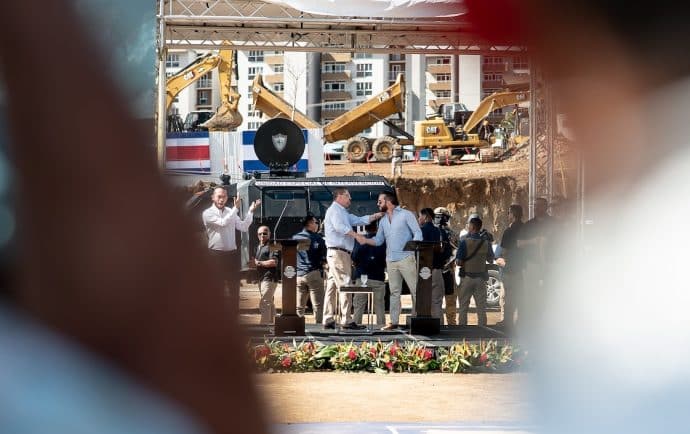 Chaves pone la primera piedra del “modelo Bukele” en la víspera de las elecciones de Costa Rica
