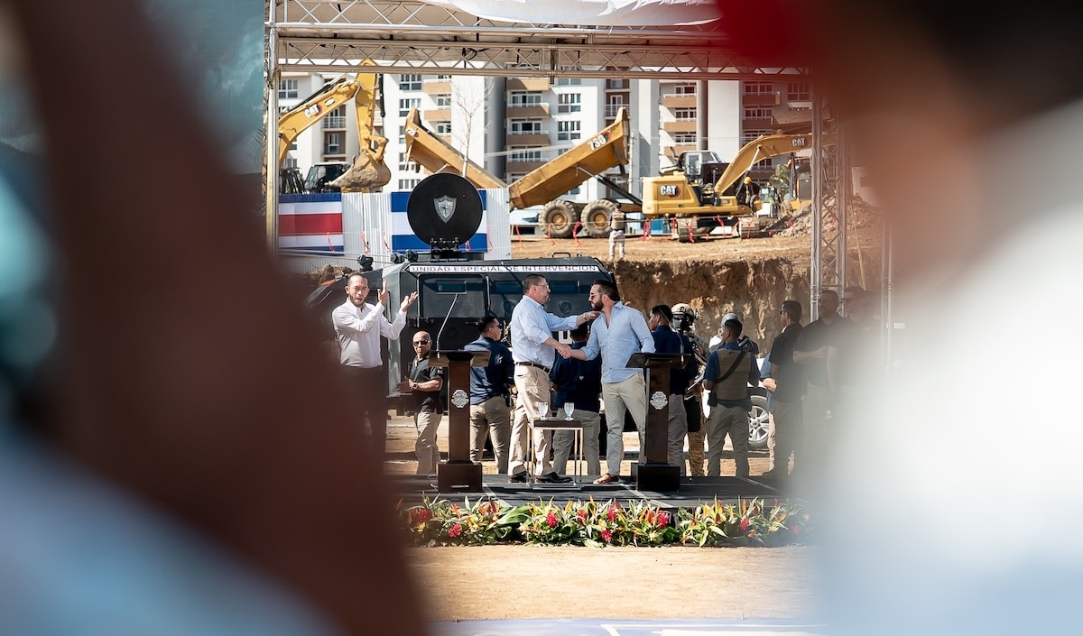 Chaves pone la primera piedra del “modelo Bukele” en la víspera de las elecciones de Costa Rica