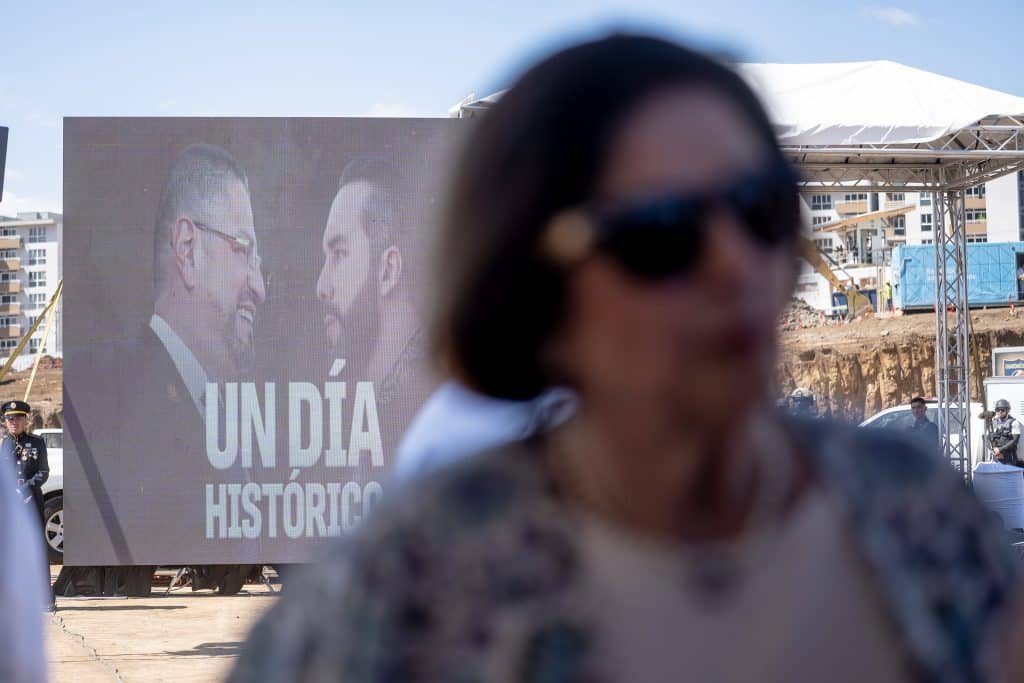 Rodrigo Chaves pone la primera piedra del “modelo Bukele” en la víspera de las elecciones de Costa Rica