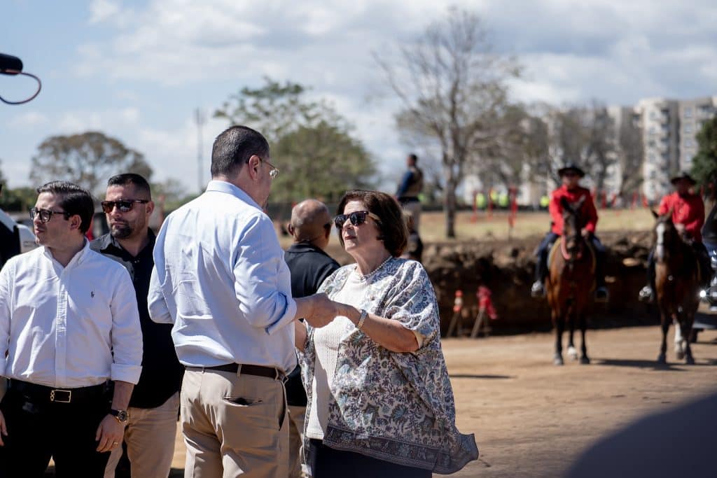 Rodrigo Chaves pone la primera piedra del “modelo Bukele” en la víspera de las elecciones de Costa Rica