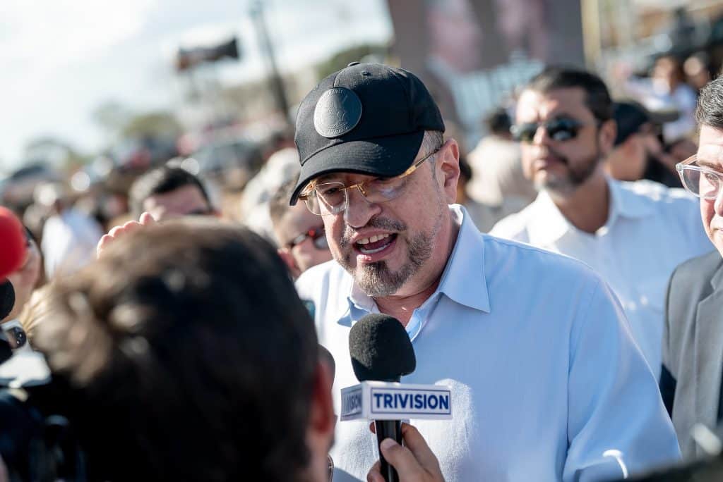 Rodrigo Chaves pone la primera piedra del “modelo Bukele” en la víspera de las elecciones de Costa Rica