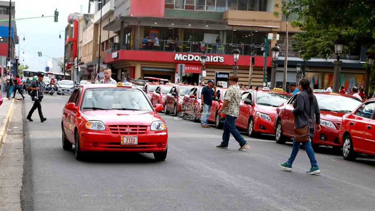 Taxistas versus plataformas digitales de “raid”: la disputa legal que Centroamérica no resuelve
