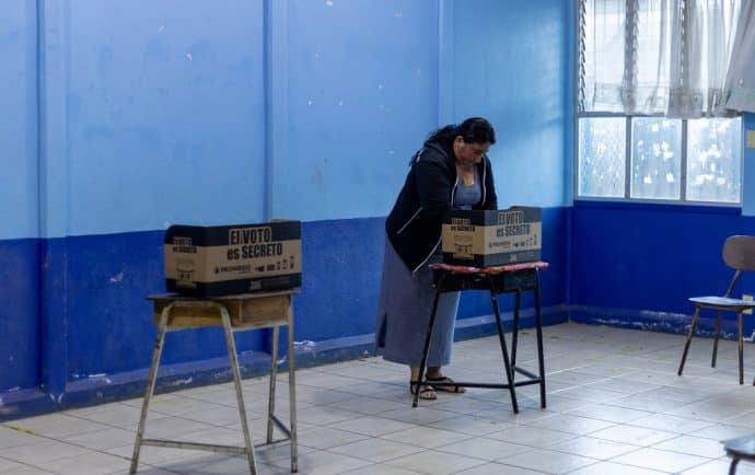 Costa Rica vota: el reto de salvar su democracia bajo la sombra de la apatía