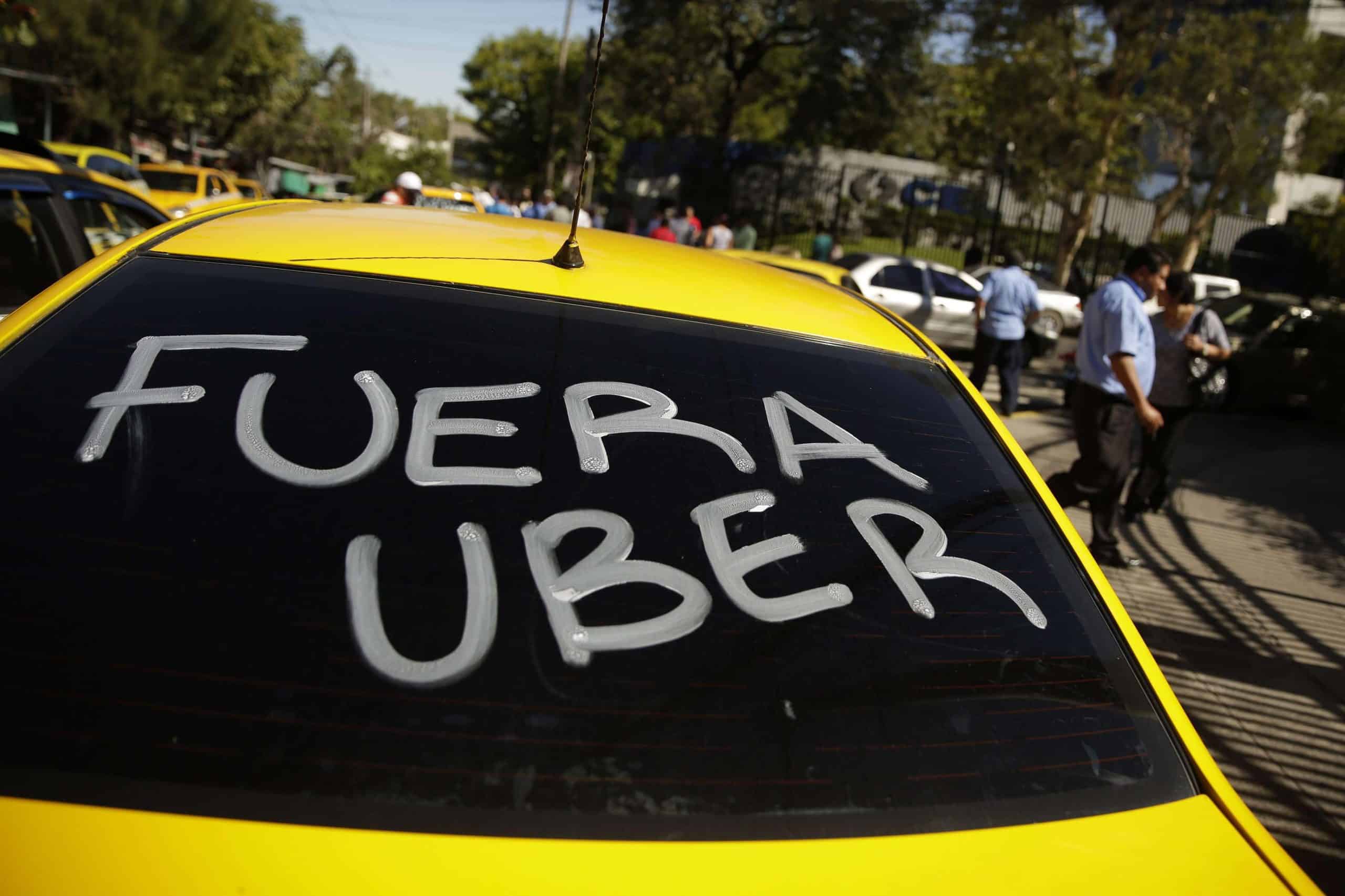 Taxistas versus plataformas digitales de “raid”: la disputa legal que Centroamérica no resuelve