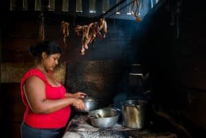 La ruta del mercurio: el metal tóxico que cruza de Nicaragua a Costa Rica oculto en goteros para los ojos