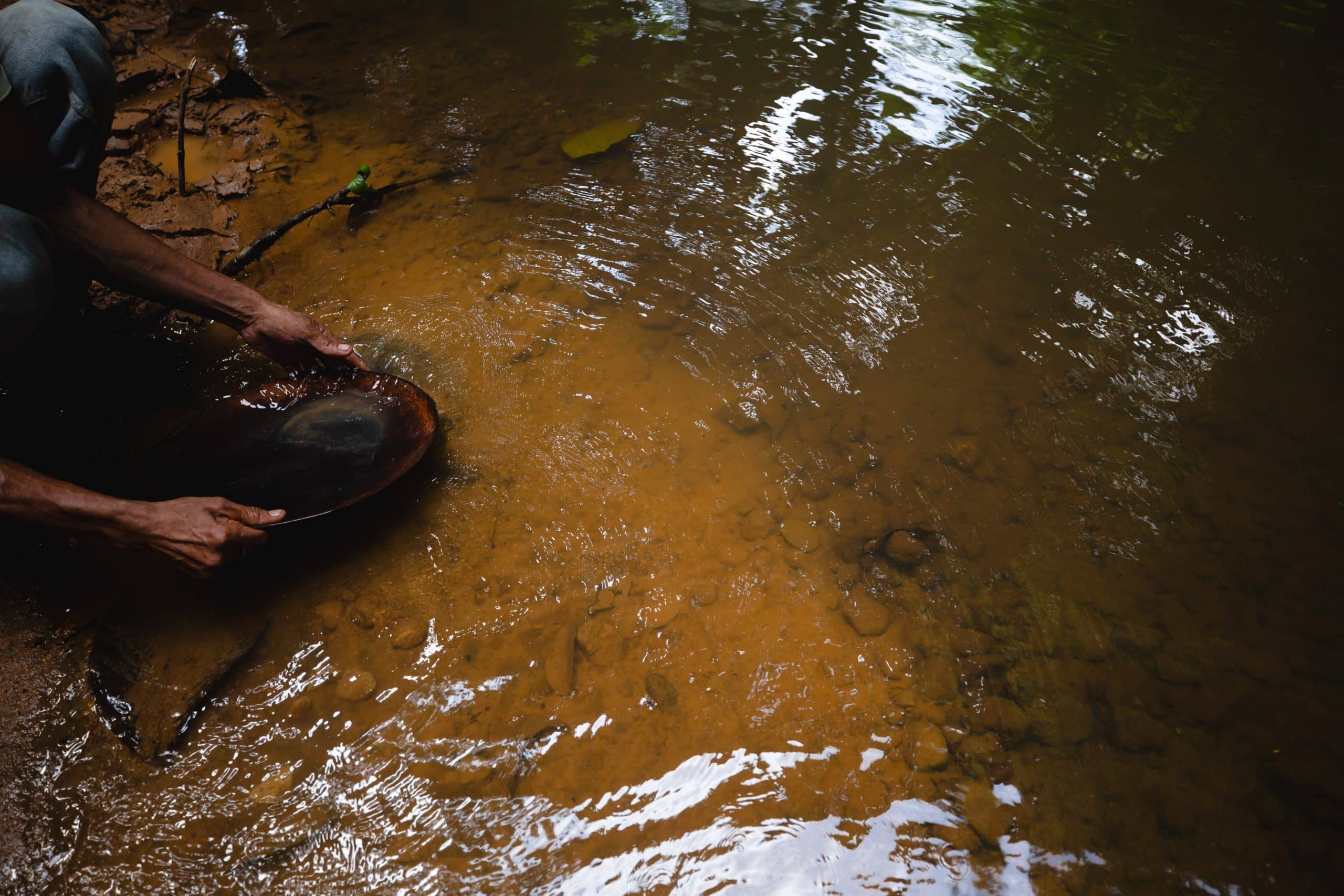 La ruta del mercurio: el metal tóxico que cruza de Nicaragua a Costa Rica oculto en goteros para los ojos