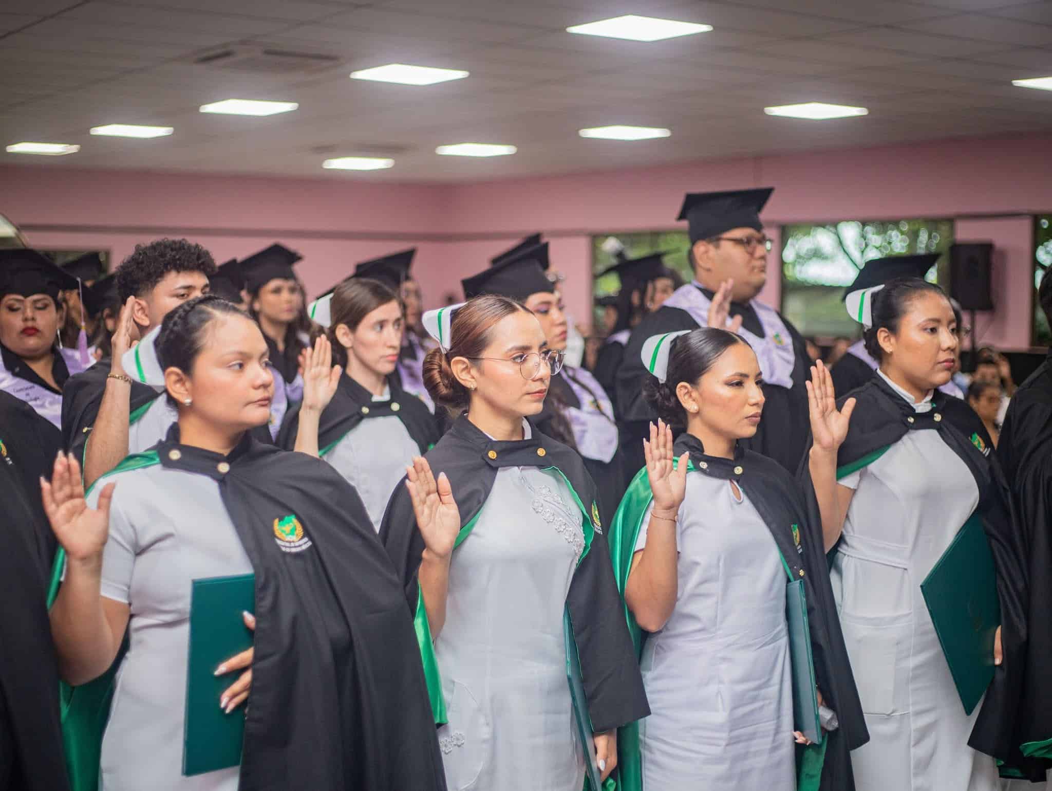 Más de 80 egresados de salud sin títulos desde 2023 siguen pagando exámenes de inglés para graduarse, en medio del déficit médico en Nicaragua