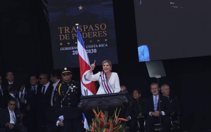 Laura Fernández asume la presidencia de Costa Rica y se declara “heredera del cambio” de Rodrigo Chaves
