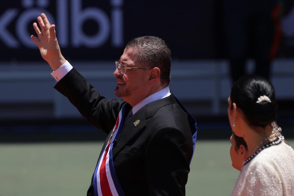 Laura Fernández asume la presidencia de Costa Rica y se declara “heredera del cambio” de Rodrigo Chaves