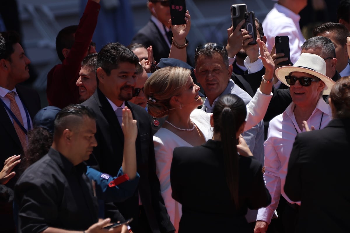 Laura Fernández asume la presidencia de Costa Rica y se declara “heredera del cambio” de Rodrigo Chaves