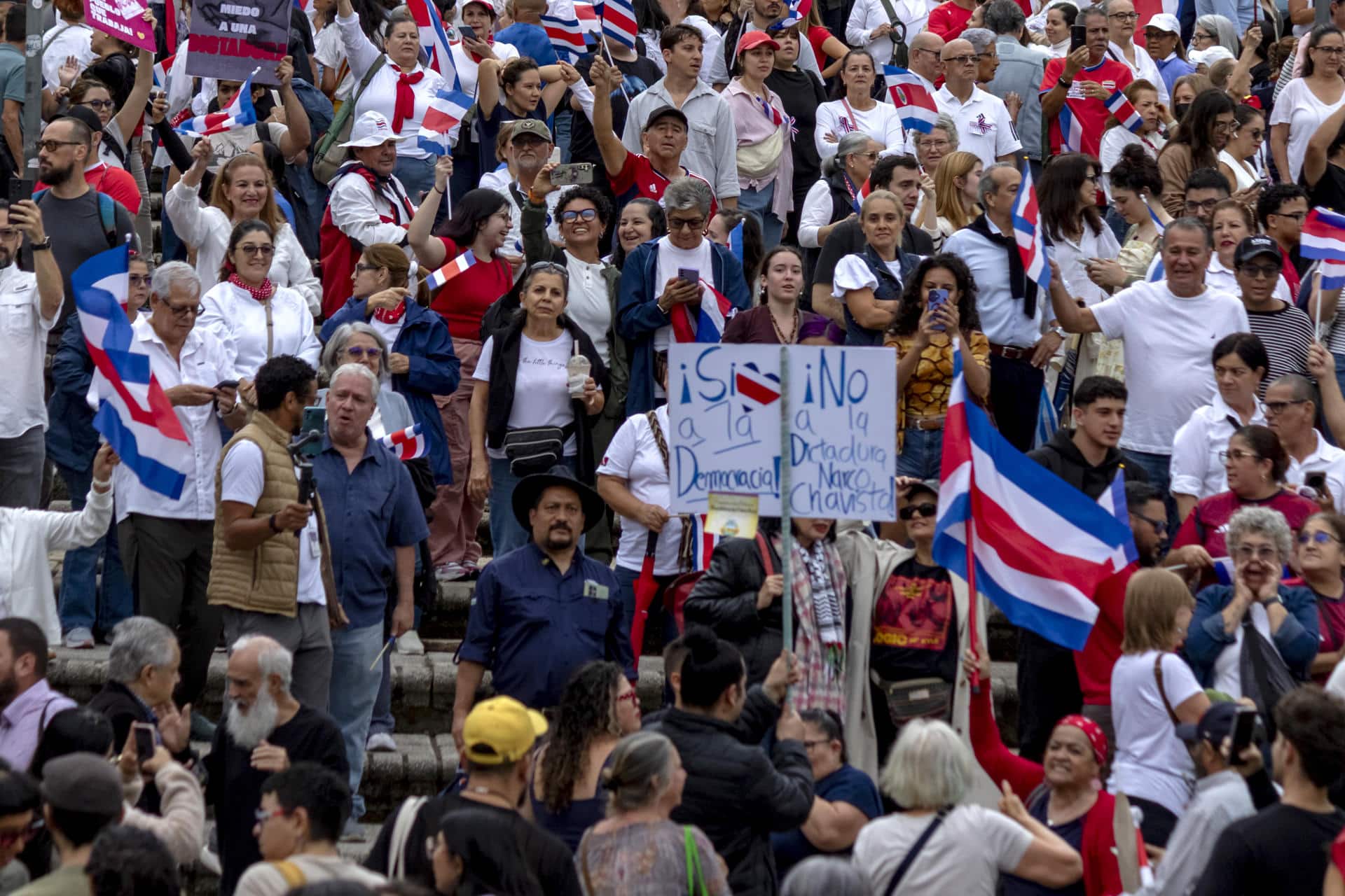 Crisis de poderes pone a prueba solidez democrática de Costa Rica