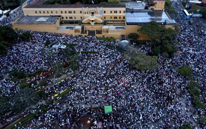 Crisis de poderes pone a prueba solidez democrática de Costa Rica