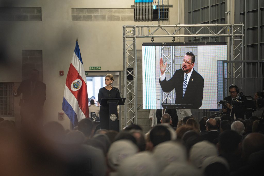 Creadores de contenido y muchas amenazas políticas en la inauguración de la megacárcel de Costa Rica inspirada en el modelo Bukele