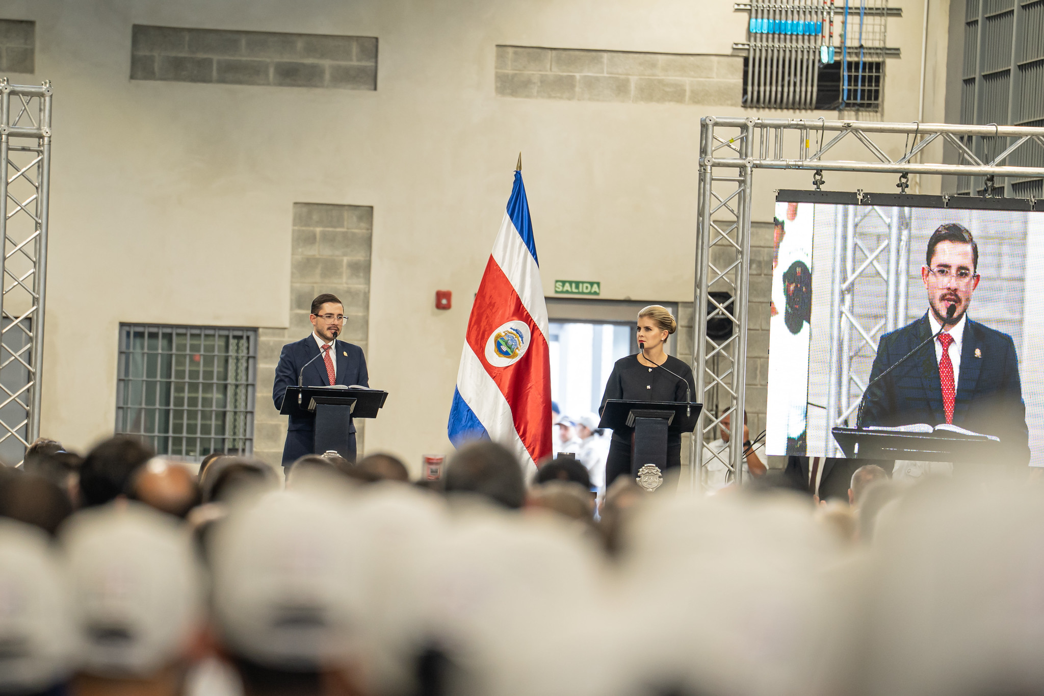 Creadores de contenido y muchas amenazas políticas en la inauguración de la megacárcel de Costa Rica inspirada en el modelo Bukele