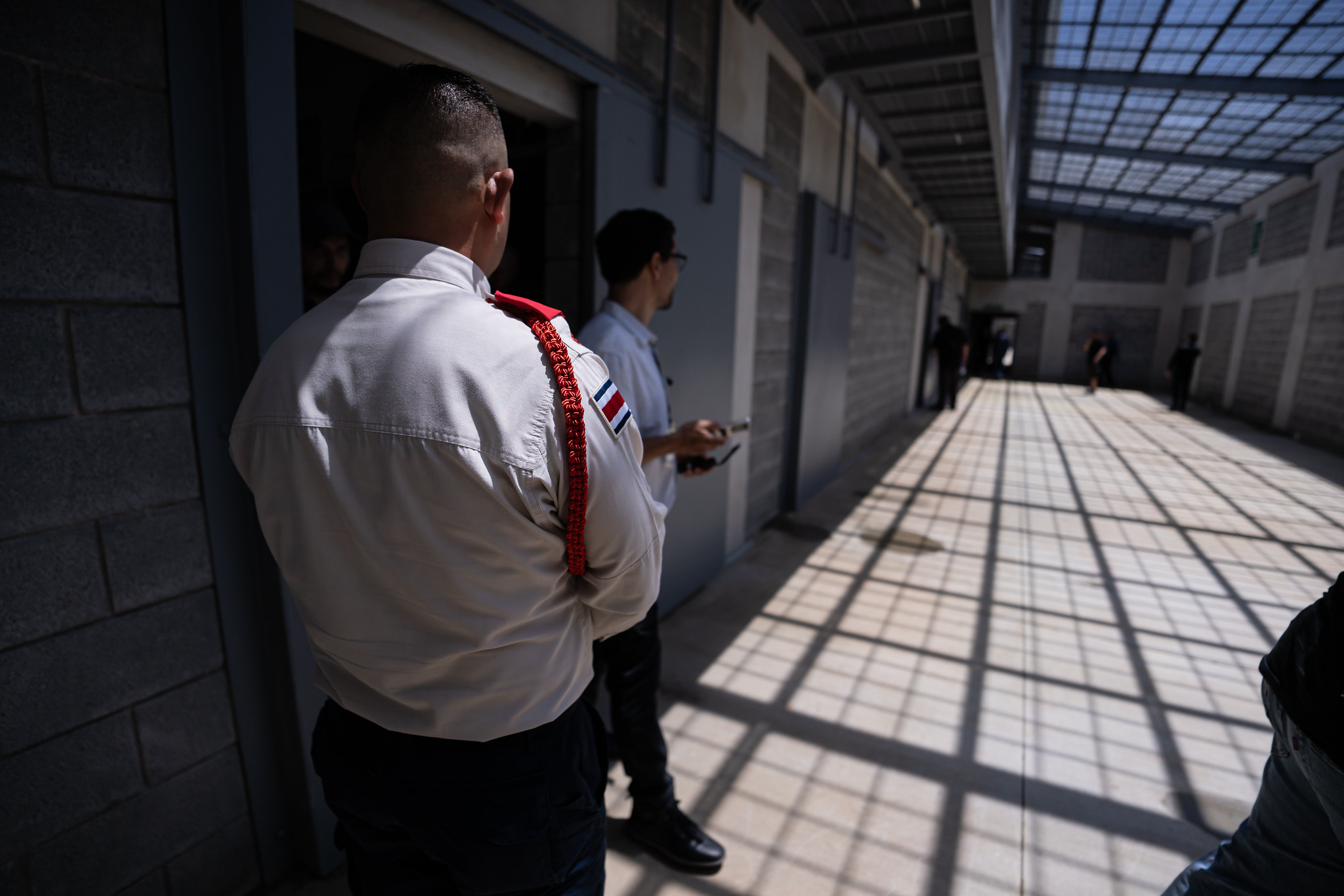 Creadores de contenido y muchas amenazas políticas en la inauguración de la megacárcel de Costa Rica inspirada en el modelo Bukele