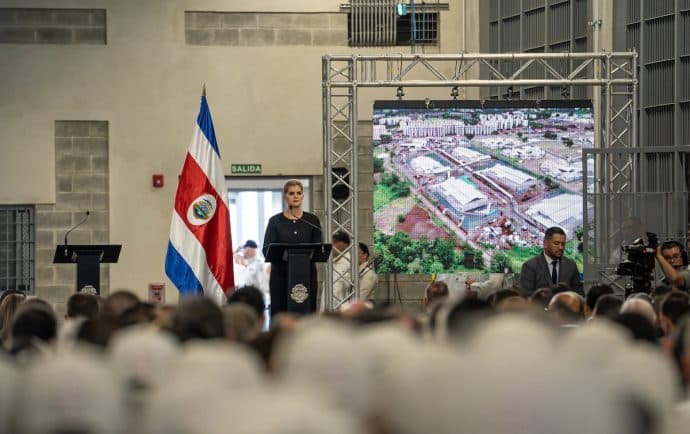 Creadores de contenido y muchas amenazas políticas en la inauguración de la megacárcel de Costa Rica inspirada en el modelo Bukele